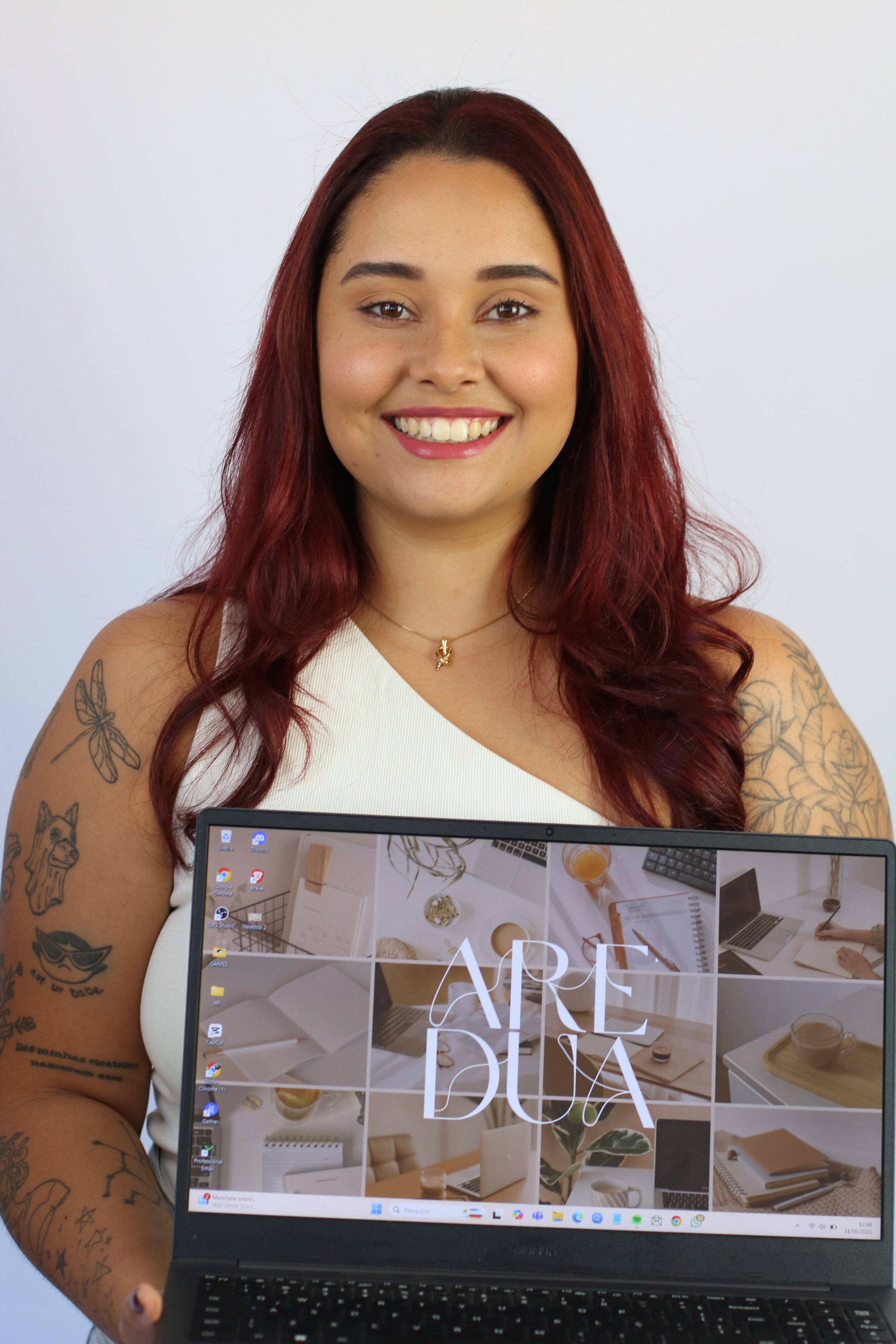 Duas mulheres profissionais em ternos rosa discutindo negócios